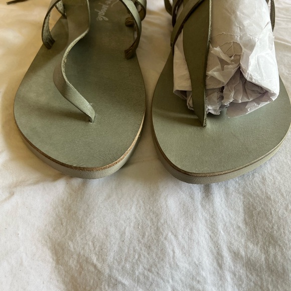 🌸🌸NWT Free People Vacation Wrap Sandals in a gorgeous olive green - Picture 5 of 10